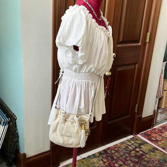 Michael Kors Crossbody mini bag /Tassel EUC πHPπ pebbled leather cream/gold - Picture 3 of 13